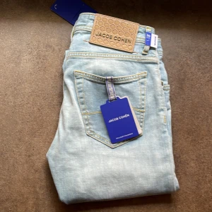 Jacob Cohën jeans - Sprillans nya Jacob Cohën i en ljus blå färg. Helt oanvända med alla tags kvar. Nypris just nu på careofcarl ligger på 6999:-. Tveka inte att höra ev er. 
