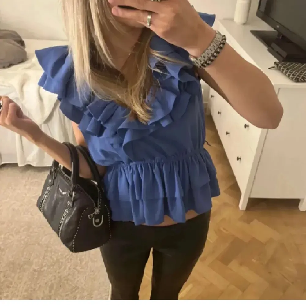 jätte fin blå blus ifrån hm❣️ kom privat för fler bilder❤️. Blusar.