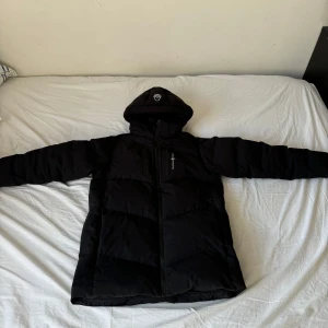 Sail Racing jacka  - Tjenare. Säljer nu min sjukt snygga sail racing jacka som jag har använt under en vinter. Inga skador eller repor på den.  Sjukt bra jacka att ha på vintern som aldrig blir kall.  8,5/10 skick. Storlek S men passar M.  Ny pris 4500, Mitt pris 2000 