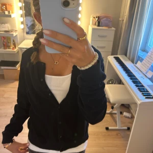 Söt kofta🖤 - Säljer denna jätte söta koftan ifrån HM som är perfekt till hösten🍁Den är i storlek M men passar som S och är i helt okej skick då den är ganska gammal men använd sparsamt🤎