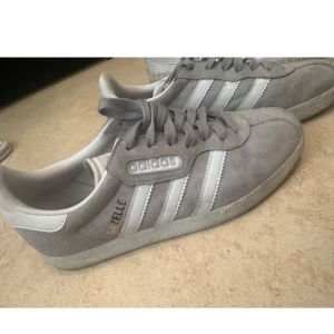 Skor - Säljer mina Gazelle Adidas skor. Ordpris: 859kr. Mitt pris: 300, exklusive frakt. Ni står för frakten.  Strl: 38