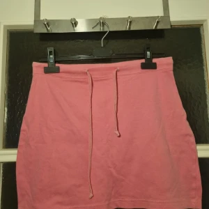 Pink skirt rosa kjol 38/40 - Pink skirt size 38/40 All items have been stored in a box and need to be washed by the buyer .