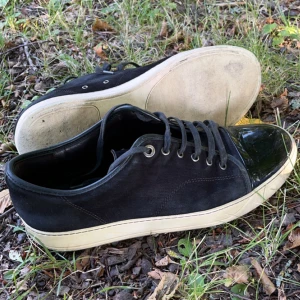 Svarta Lanvins - Säljer dessa tvär trendiga svarta lanvin skor. Bra skick bara att den vita delen är lite gul då det är gamla. Annars strålande skick, nypris 5000 mitt pris 1999