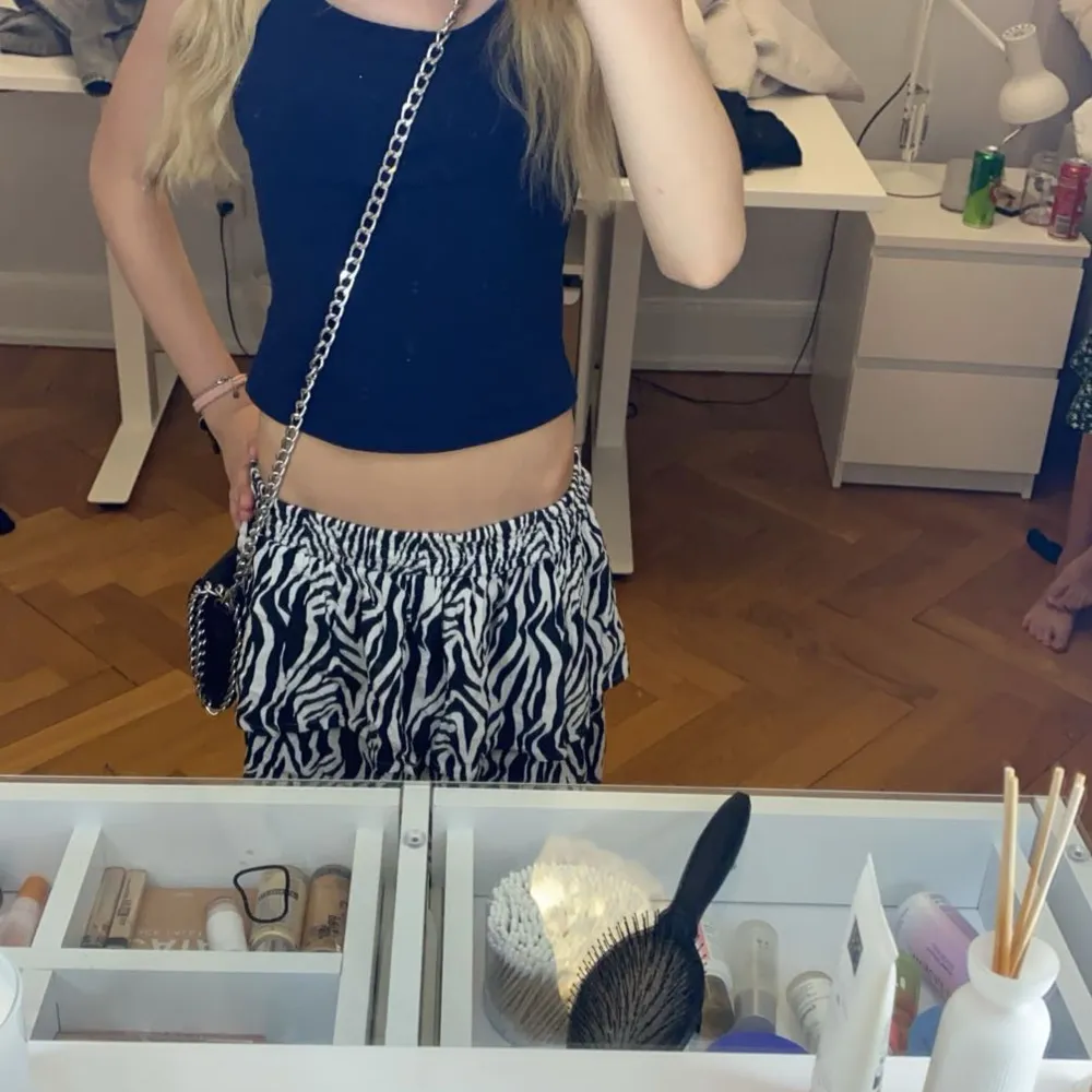 SĂ€ljer den för att den inte kommer till anvĂ€ndning đ den passar Ă€ven mig som Ă€r 156 cm . Hameet.