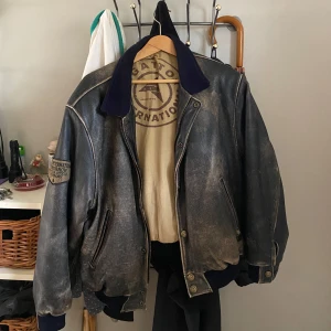 Bikerjacka - Bikerjacka från 80/90-talet. Säljes för 1300kr, priset sänks inte. Måttligt använd, men i fint skick bortsett från att den har några hål i tyget inuti en av ärmarna.
