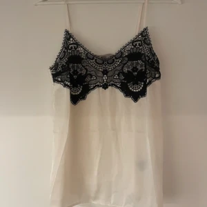 Satinlinne - Så fint och skönt linne  Finns två små fläckar (skriv för bild)