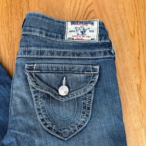 True religion jeans - Säljer dessa sjukt snygga true religion jeansen då de inte passar mig. De är lågmidjade och flare med egengjord slits nertill 😍skriv för mer info