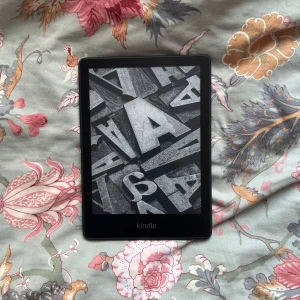 Kindle paperwhite  - Kindle paperwhite 11th generation 16GB. Använd ungefär 3 gånger då jag inte tycker att den passar mig. Skulle säga att den är lika stor som en iPad mini. Köpt i oktober 2023 för 1799kr. Skriv till mig om ni har några frågor