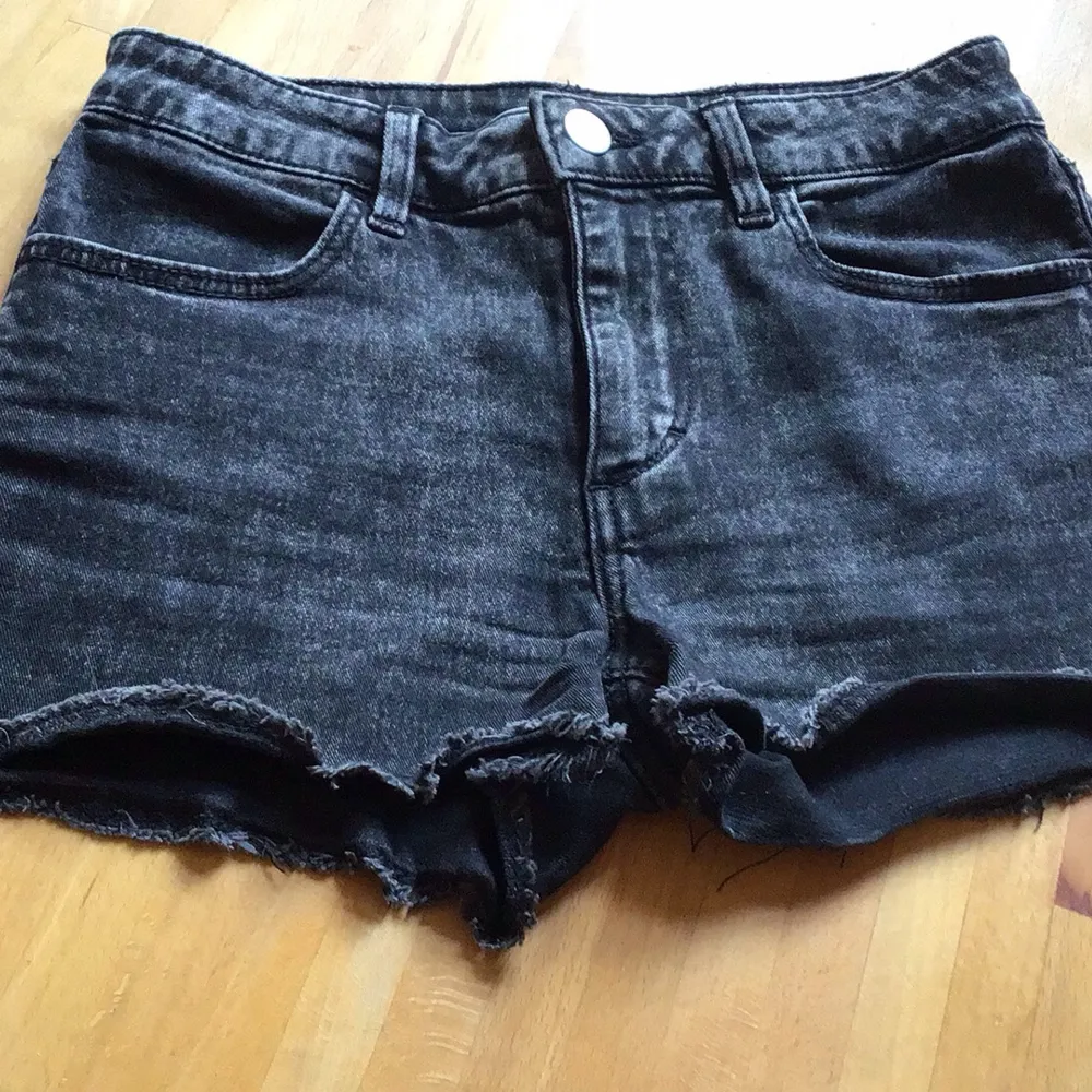 Svarta shorts hm.nnyskick, aldrig använda. Storlek 9-10 år passar storlek xss/xs.. Shorts.