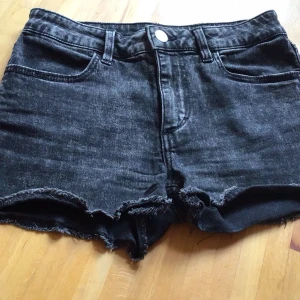 Jeans shorts - Svarta shorts hm.nnyskick, aldrig använda. Storlek 9-10 år passar storlek xss/xs.