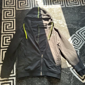 Limited Edition hoodie från Armani exchange -  Limited Edition hoodie från Armani exchange, mycket bra skick, använd 5 gånger 