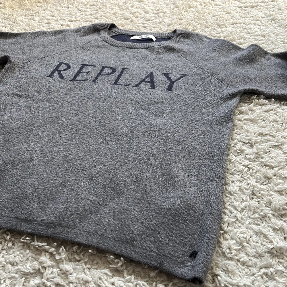 Replay sweatshirt i riktigt fint skick (9/10) använd Max 5 gånger. Modell är 180cm lång. Hör av dig vid funderingar och pris kan diskuteras vid snabb affär! Mvh Malte!. Stickat.