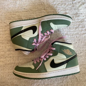 Air Jordan 1 Mid SE "Dutch Green" sneakers - Air Jordan 1 Mid SE "Dutch Green" sneakers  Använda 2 gånger, några få rynkor (se sista bilden) annars ny skick. Släppta 2021, säljs online för allt mellan 4000- 12 000 kronor idag! 