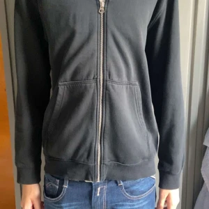 Svart Weekday zip-hoodie - Använd fast i bra skick. Nypris: 475kr