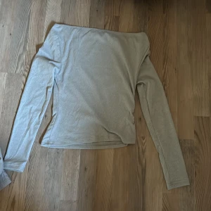 T-shirt utan axelband - Aldrig använd mysig tröja. Som ger en väldigt fin form