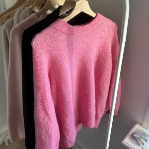 Stickad tröja  - En jätte fin stickad tröja från Lindex som jag säljer då jag flyttar ! Aldrig använd 