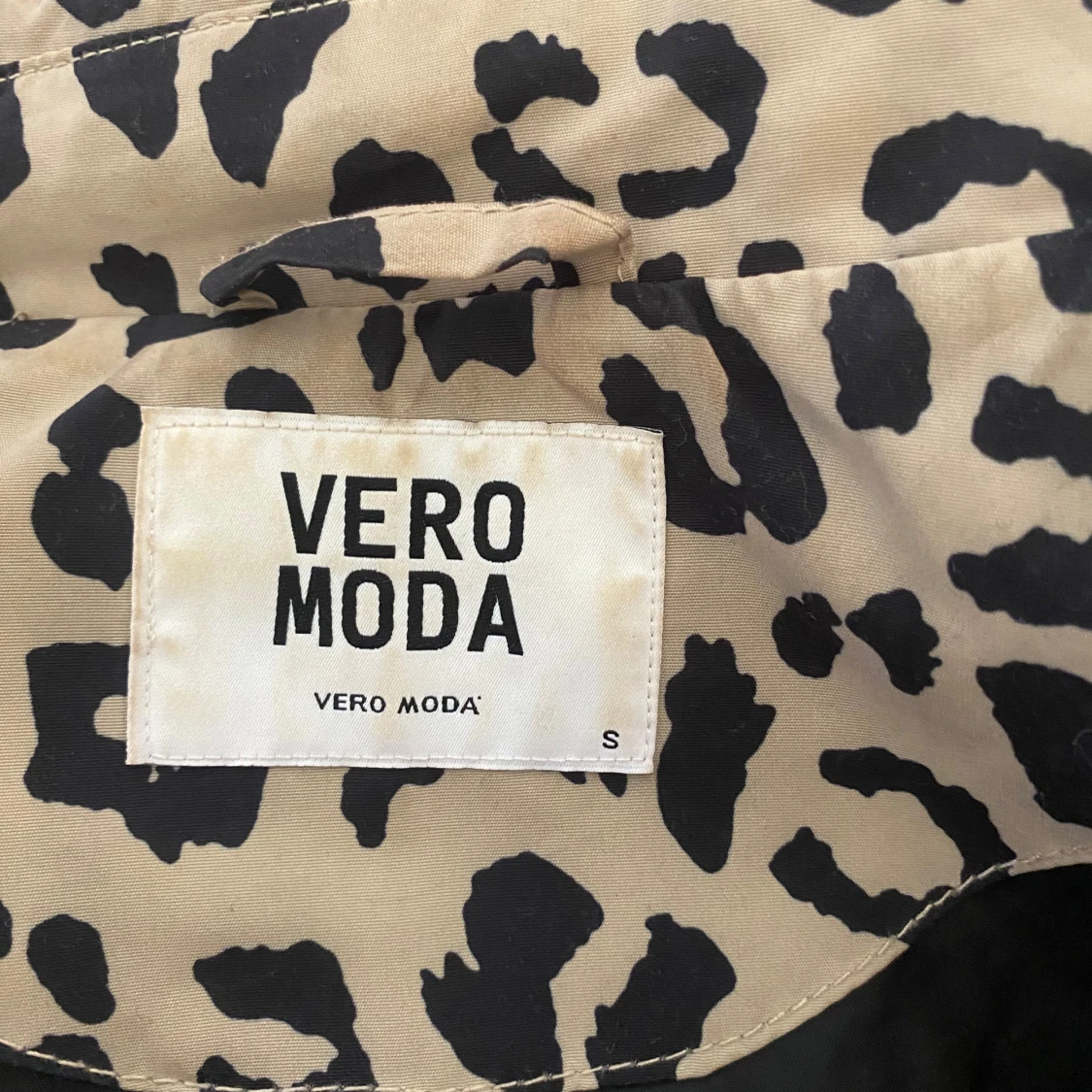 Leopardmönstrad trenchcoat från Vero Moda - 90