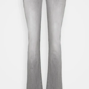 Ltb jeans valerie - Säljer dessa superfina ltb jeans då de inte kommer till användning!🩷Lite slitna vid innerbenet men det är inget som syns. Storlek 28/32!