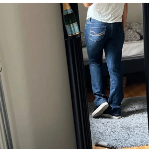 Jeans - lågmidjade bootcut jeans, med snygga detaljer på fickan. Skriv om ni har frågor eller vill ha fler bilder. Pris kan diskuteras 💗
