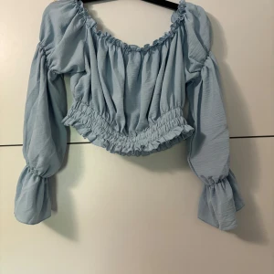 Tröja - Tröjor i tunt material båda i storlek L  70kr för den blåa och 60 för den svarta 