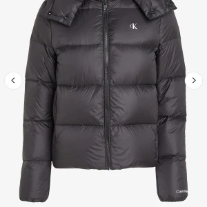 Celvin Klein jacka - Säljer en jätte fin jacka i super skick använt enbart i julas några gånger 💗 (ny pris 2500)