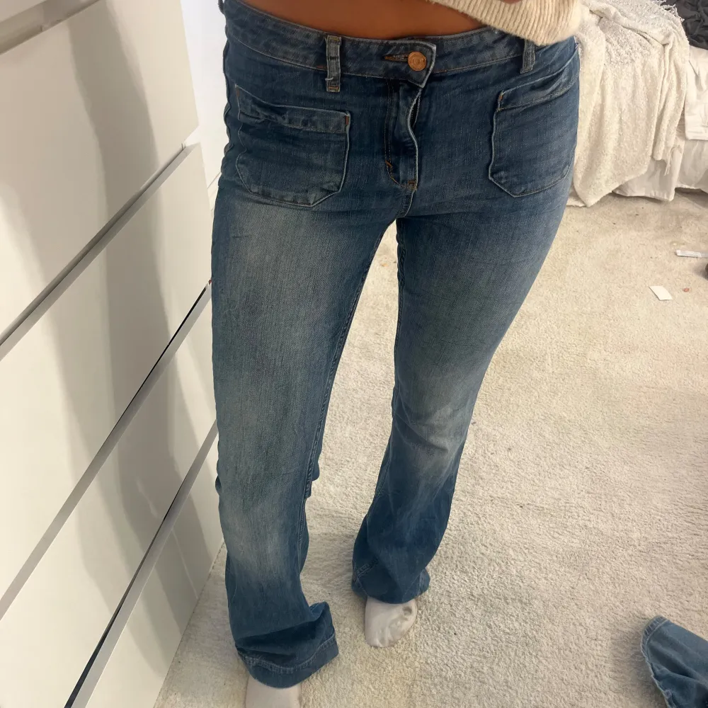 så snygga jeans!!! från gina dom är flare o så fin färg!! är i storlek 38 men skulle säga 36! skriv privat vid fler frågor ❤️passar mig som är 170 . Jeans & Byxor.