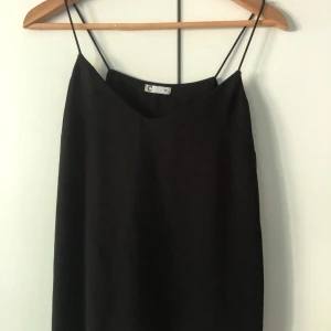 Svart luftig topp  - Den här super fina tröjan har blivit för liten för mig i axlarna och därför behöver jag sälja den, har tyvärr inte bilder med den på då det inte ser bra ut när den är för liten, jag har vanligtvis M 