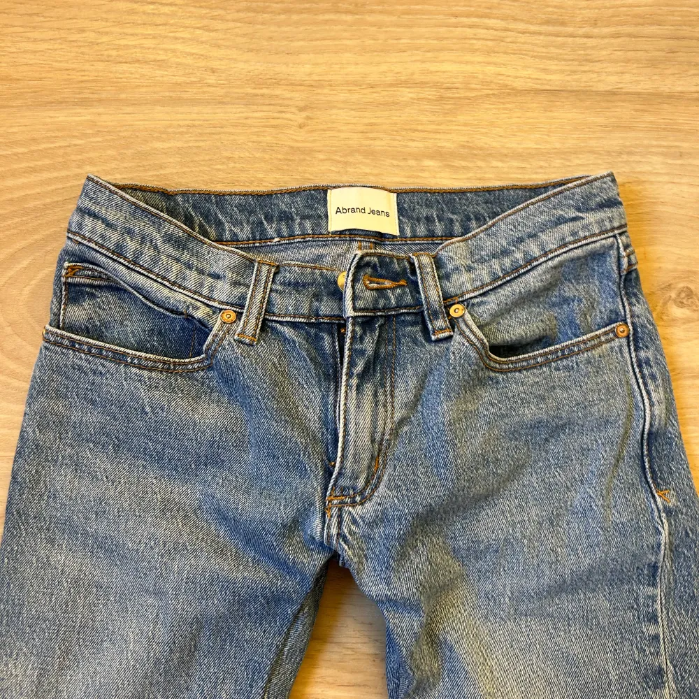 SĂ€ljer dessa jĂ€tte fina jeansen dĂ„ dem tyvĂ€r Ă€r för smĂ„ för migđ Jag har sytt dem mer bootcut Ă€n var dem var nĂ€r jag köpte dem vilket jag tyckte blev jĂ€tte fintđKöpte ifrĂ„n jeansbolaget för 1200 kr tror jagđ Dem Ă€r i storlek 23đ I bra skickđ. Farkut & Housut.