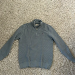 Gant quarter zip - Gant quarter zip i storlek M, passar både S och M, har använt bara ett par gånger, betalade 160€ 