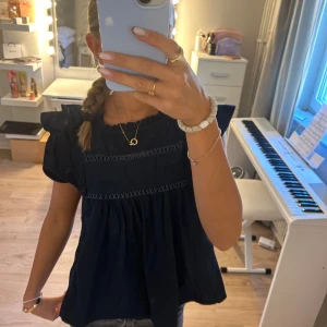 Super söt blus💙💙 - Säljer denna jätte söta blusen ifrån Meetmethere då den är lite för liten tyvärr💝 Den är i storlek XXS-XS och är i bra skick💖 Köpte för 464 kr men säljer för 200 kr💗