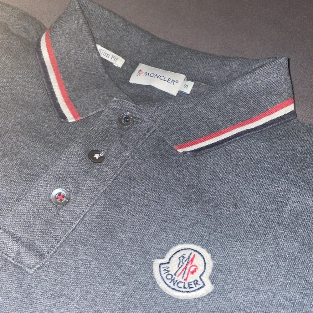 Helt ny långärmad Moncler pike i mörkgrå färg. Den är i Storlek S men är slim fit, passar lite mindre grabbar. Köpt hos Kaspersheat dvs är tröjan äkta. Nypris ca 3500kr, pris kan diskuteras!!!. Neuletakit & Villapaidat.