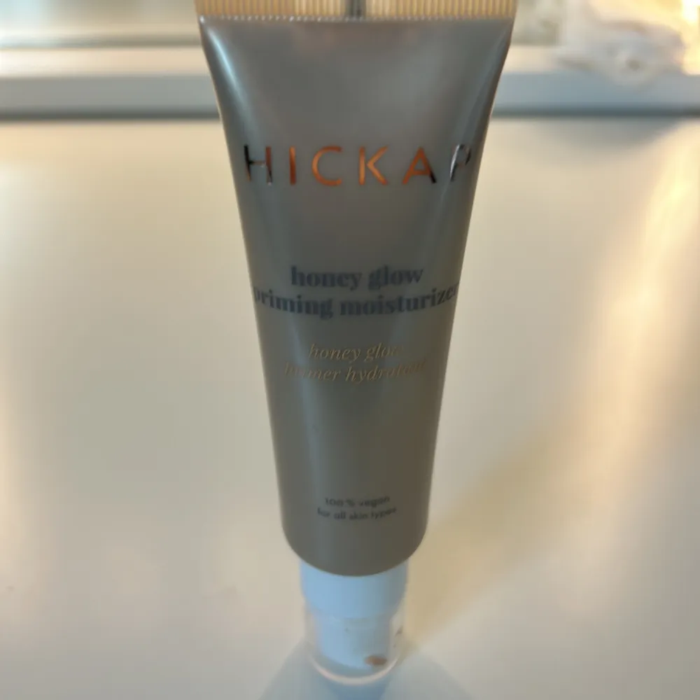 Honey glow priming moisturizer! Har andvändigt Max 1 gång prisis som ny!  Nypris: 329kr men säljer för: 150kr. Övrigt.