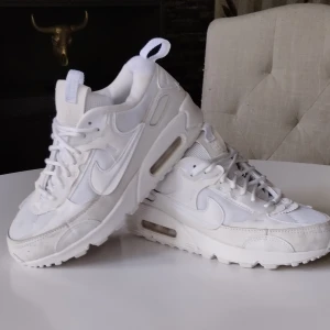 Nike Air Max - Ett par vita Nike Air Max son är soarsant använda. En liten flåvk uppe på ena akon enligt bild som säkerligen går bort i tvätt. Storlek 37,5 men upplever dom lite stora.