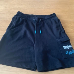 Hoodrich shorts  - Hoodrich shorts i storlek xs, använda en gång. Säljer dom för att de ej är min stil  Ni betalar frakten!
