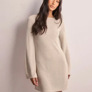 Begie klänning - Jätte fin oanvänd klänning med pris lapp 