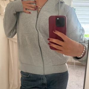 Grå tröja med dragkedja - Grå, oversize tröja med dragkedja. Använd fåtal gånger men har mindre fläckar pa ena armen  ° Jag är 175 cm lång på bilden och brukar ha storlek S.