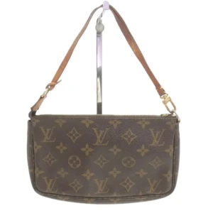 Louis Vuitton Pochette - En av Louis Vuittons mest populära väskor! Perfekt för att hålla dina dagliga saker på ett elegant sätt. Det finns plats för både telefonen, korthållaren, nycklar och lite smink. Tillverkad av slitstark canvas med läderdetaljer. 