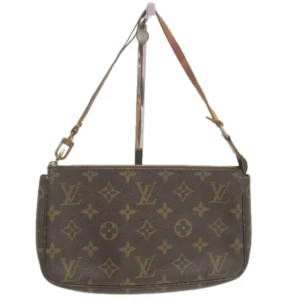 Louis Vuitton Pochette - En av Louis Vuittons mest populära väskor! Perfekt för att hålla dina dagliga saker på ett elegant sätt. Det finns plats för både telefonen, korthållaren, nycklar och lite smink. Tillverkad av slitstark canvas med läderdetaljer. 