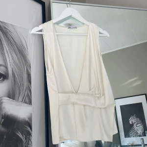 zara blus  - Snygg zara blus som är super fin och skön!💕 vit 