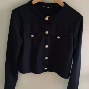 Kofta!!! - Jag säljer nu min super fina kofta/blazer som är köpt nu i våras🌟suuper fin och snygg och perfekt nu till hösten‼️kontakta mig om du har några frågor💕