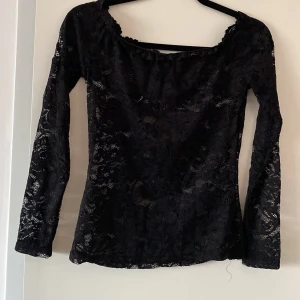 Svart tröja - Svart tröja i spets. Märke: okänt  Stl: okänt, men passar till S Fint skick