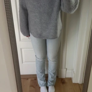 Jeans  - Ljusblåa jeans från Zara, dom börjar bli lite försmå för mig då det är därför jag säljer dessa. Dom är i storlek 36 och är mellan low och midrise,perfekt längd i benen. Jag är 170 cm som referens💕