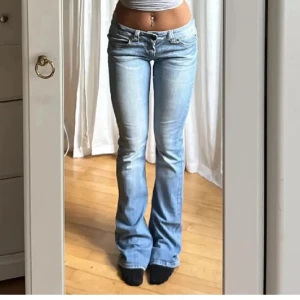 Ljusblå lågmidjade bootcut jeans - Innerbenslängd: 79-80 cm⭐️ Midjemått rakt över: ca 38 cm💕Skulle säga att de passar 36/34💕 Köpta av Julia Storfeldt (hennes bilder på de två första) här på Plick och de är uppsprättade nedtill⭐️ Säljer de då de inte passade mig💕💕