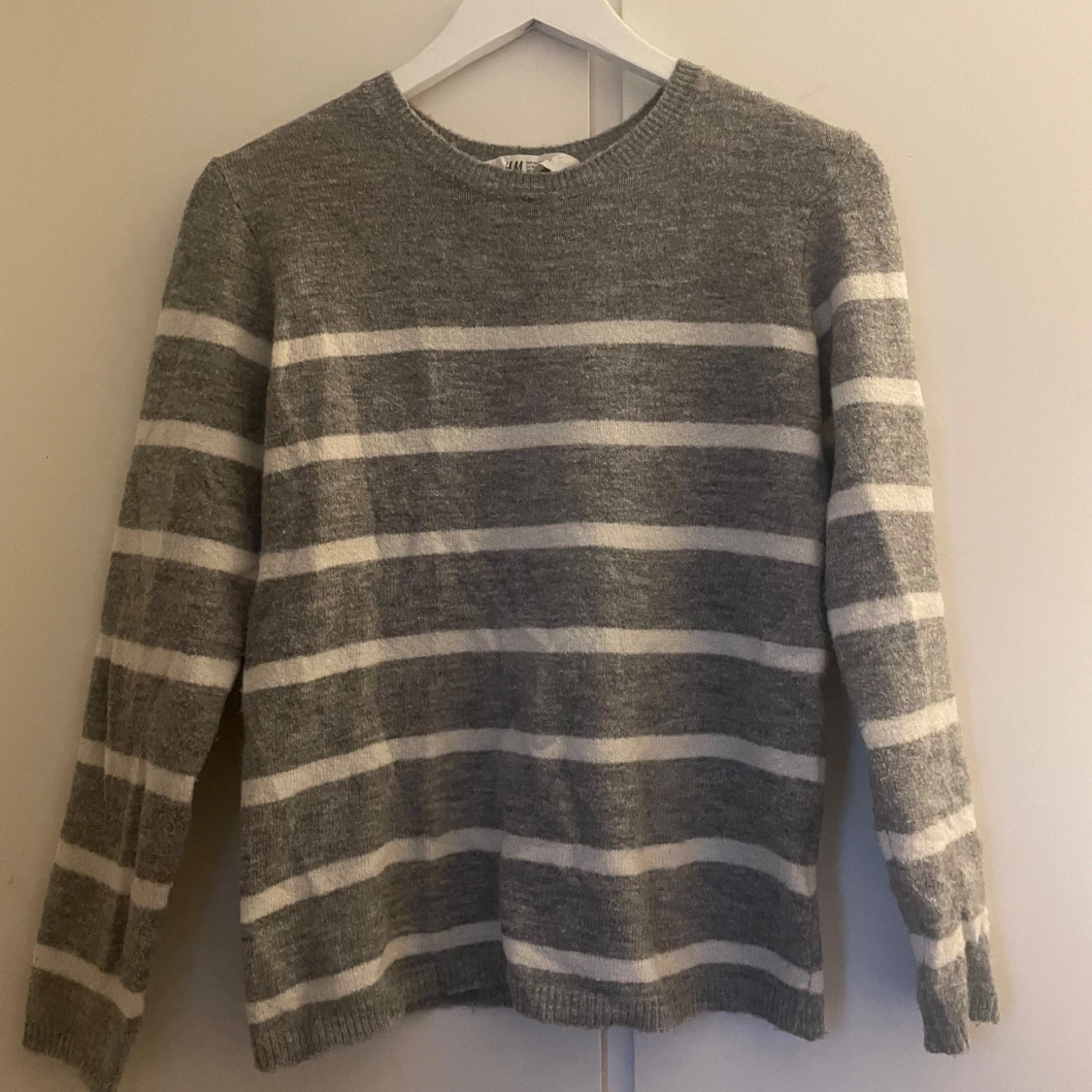 Grå stickad tröja