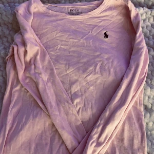 Ralph lauren tröja - Super söt rosa Ralph lauren tröja som kommit till användning fåtal gånger, de är storleken 12-14 men passar mig som brukar ha xs/s! Skriv vid funderingar!💗💗