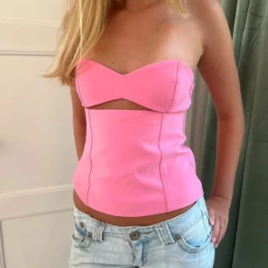 Rosa zara topp 🩷 - Verkligen så fin men tyvärr för stor för mig 😫😫 Perfekt nu till sommaren!!!! 👙👙 aldrig använd 💕💕 lånade bilder!!