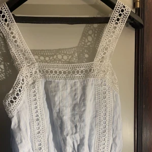 Topp - Vit blå topp