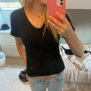 Stickad t-shirt  - Jättefin t-shirt i typ fluffigt material storlek m men sitter som s eller xs