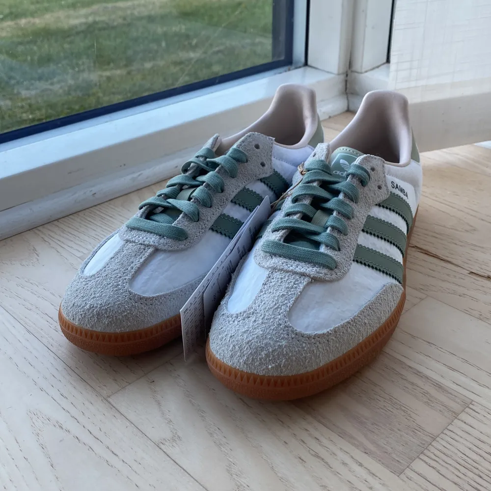 Adidas Samba OG Cloud White Silver Green Helt nya och oanvända med lappen kvar. Säljer pga fel storlek. Original box och vita snören ingår . Kengät.