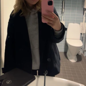 designbysi kappa - mörkblå kort kappa från design by si, storlek s